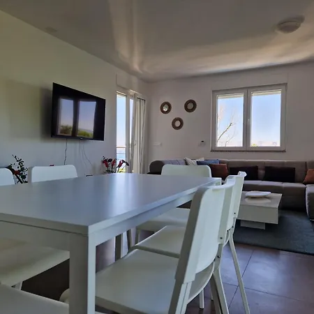 Vera - Luxury Seafront Apartmán