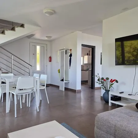 Vera - Luxury Seafront *