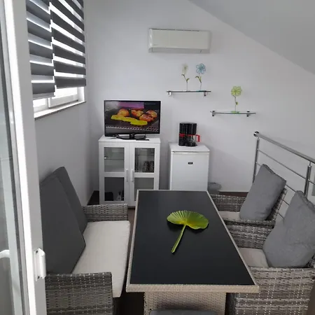 Vera - Luxury Seafront Apartmán *