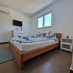 Vera - Luxury Seafront דירה