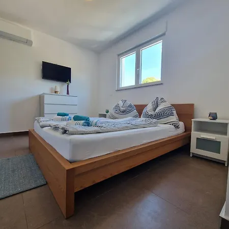 Vera - Luxury Seafront Apartment