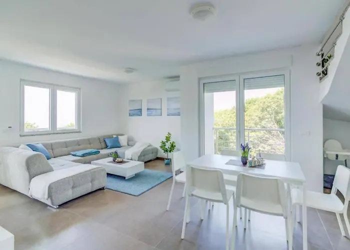 Vera - Luxury Seafront Apartament *