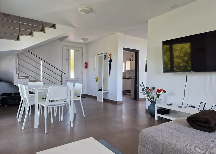 Vera - Luxury Seafront *